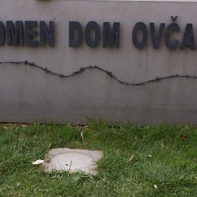 Spomen-dom na Ovčari- ploča