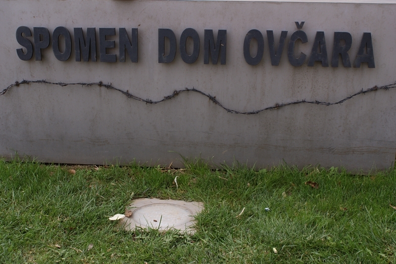Spomen-dom na Ovčari- ploča