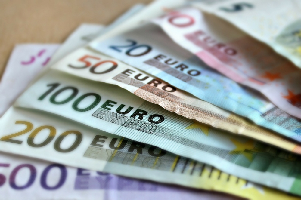 http://pixabay.com/get/778c070060de58cd5c57/1413924937/bank-note-209104_1280.jpg?direct
