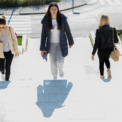 Studentice ispred faksa