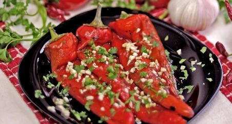 Pečene paprike s češnjakom i maslinovim uljem Pečene paprike