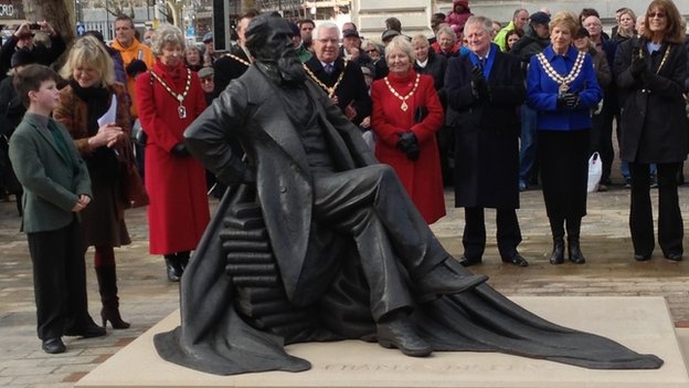 Charles Dickens - statua Charles Dickens - statua