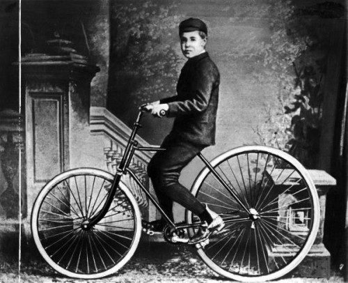 Bicikl iz 1880. s Dunlopovim gumama Bicikl iz 1880. s Dunlopovim gumama