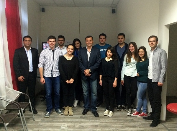 Ivica Tolić i studenti Ivica Tolić sa studentima