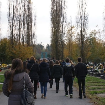 Studenti na Memorijalnom groblju