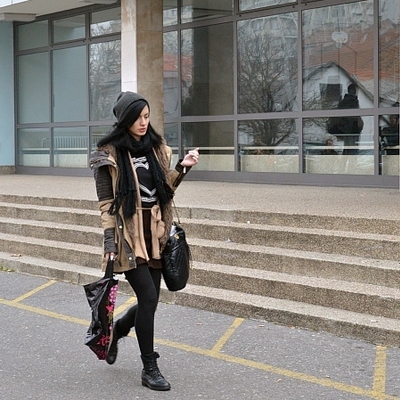 Studentica ispred FER-a