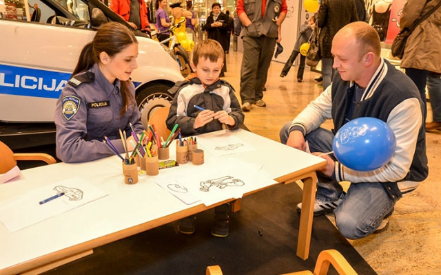 Policajka crta s djecom Policajka crta s djecom