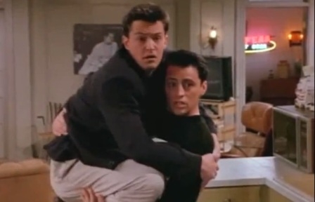 Joey grli Chandlera Joey grli Chandlera